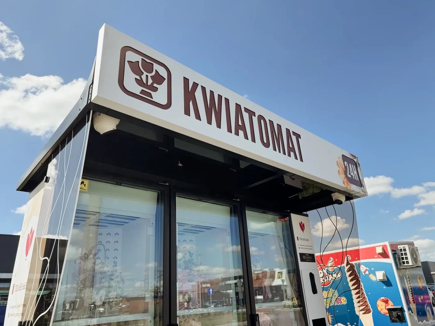 Szyld kwiatomatu z oznaczeniem 24 h